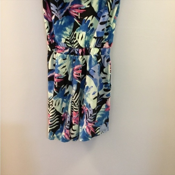 NO Boundaries Med (7-9) multi color  hooded romper
Lace tie front
Hooded - Picture 4 of 16